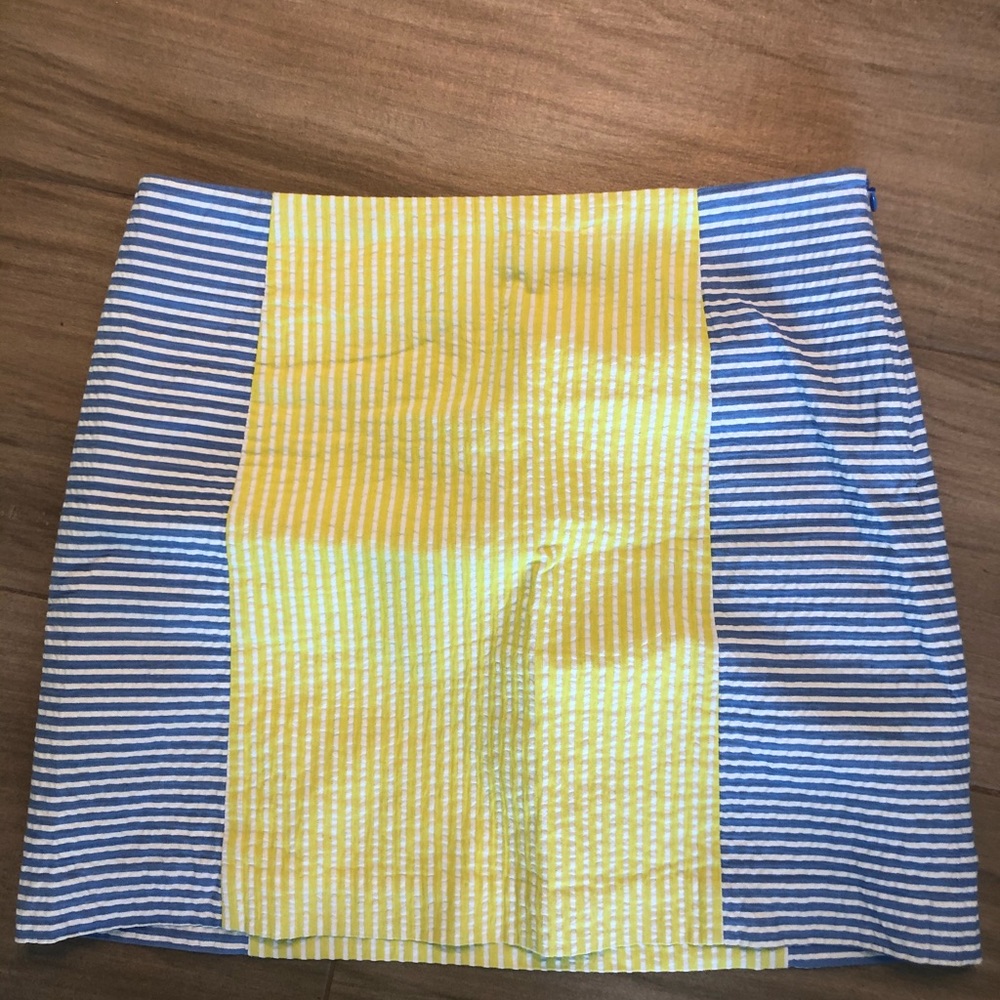 Women’s Vineyard Vines skirt size 4.